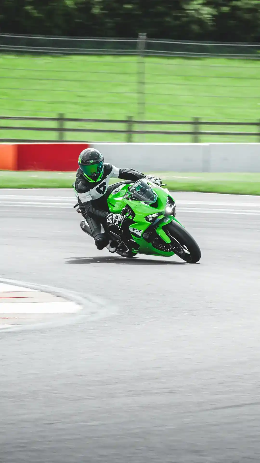 AT4.0 TRACK Verde helmet lifestyle shot