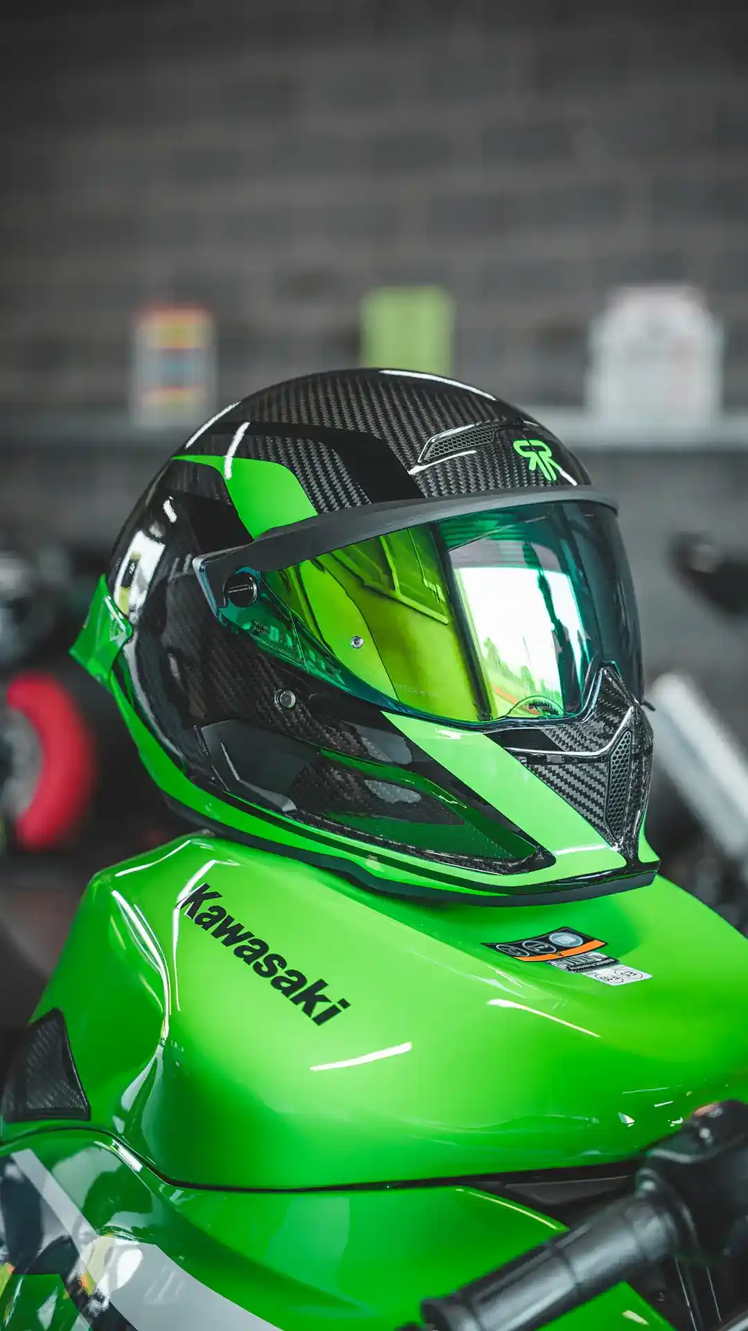 AT4.0 TRACK Verde helmet lifestyle shot