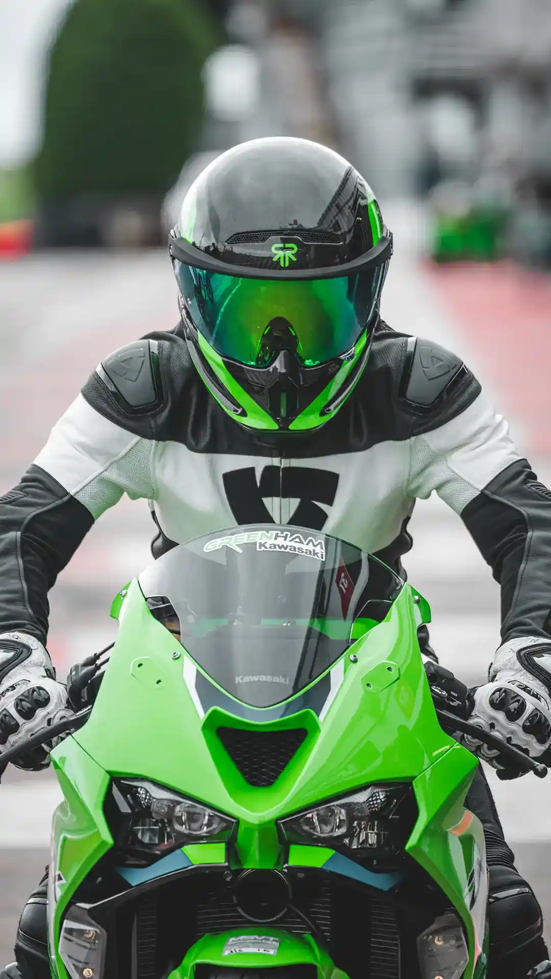 AT4.0 TRACK Verde helmet lifestyle shot