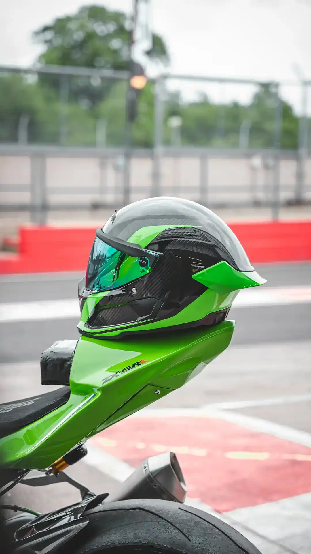 AT4.0 TRACK Verde helmet lifestyle shot