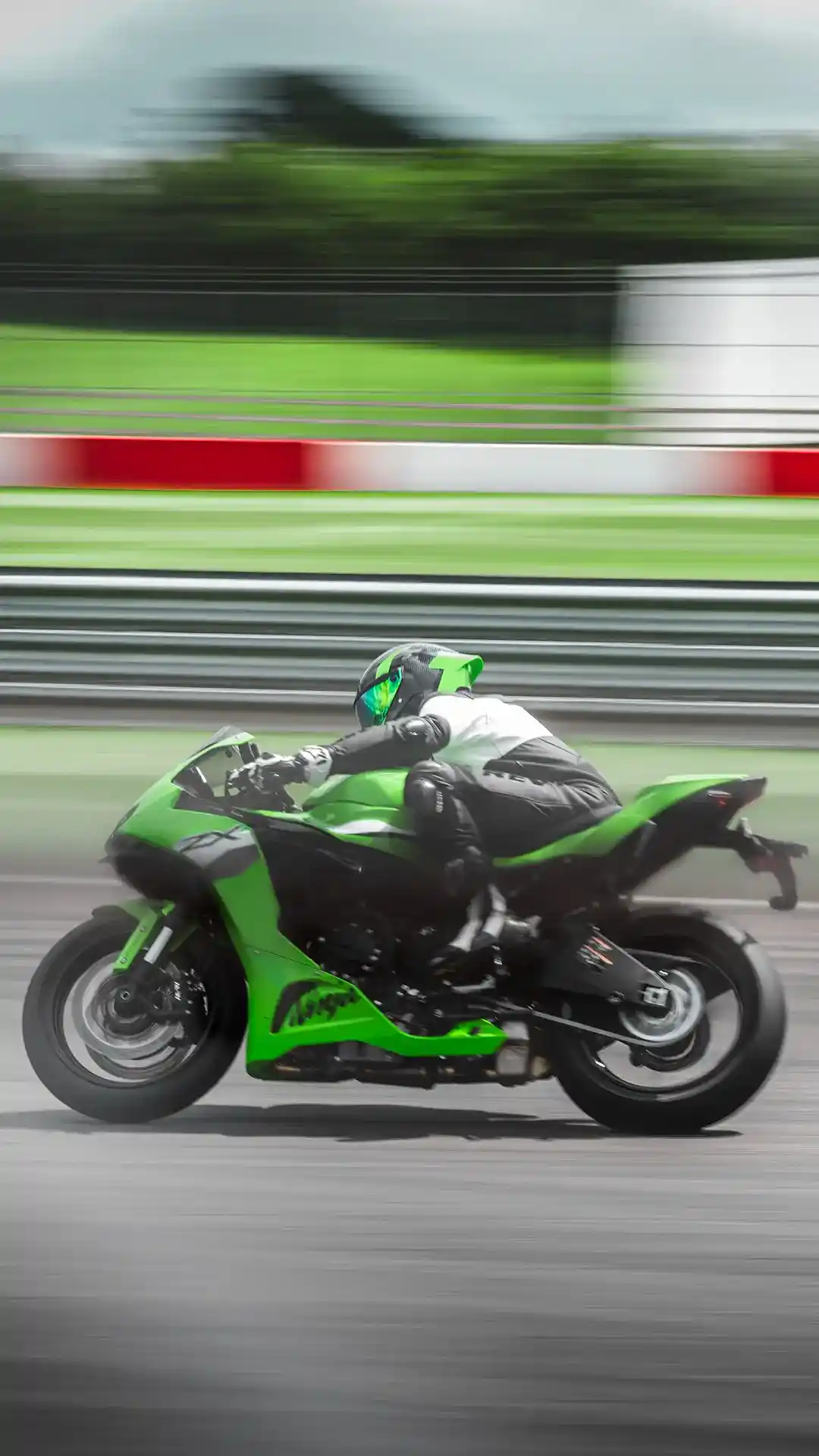 AT4.0 TRACK Verde helmet lifestyle shot