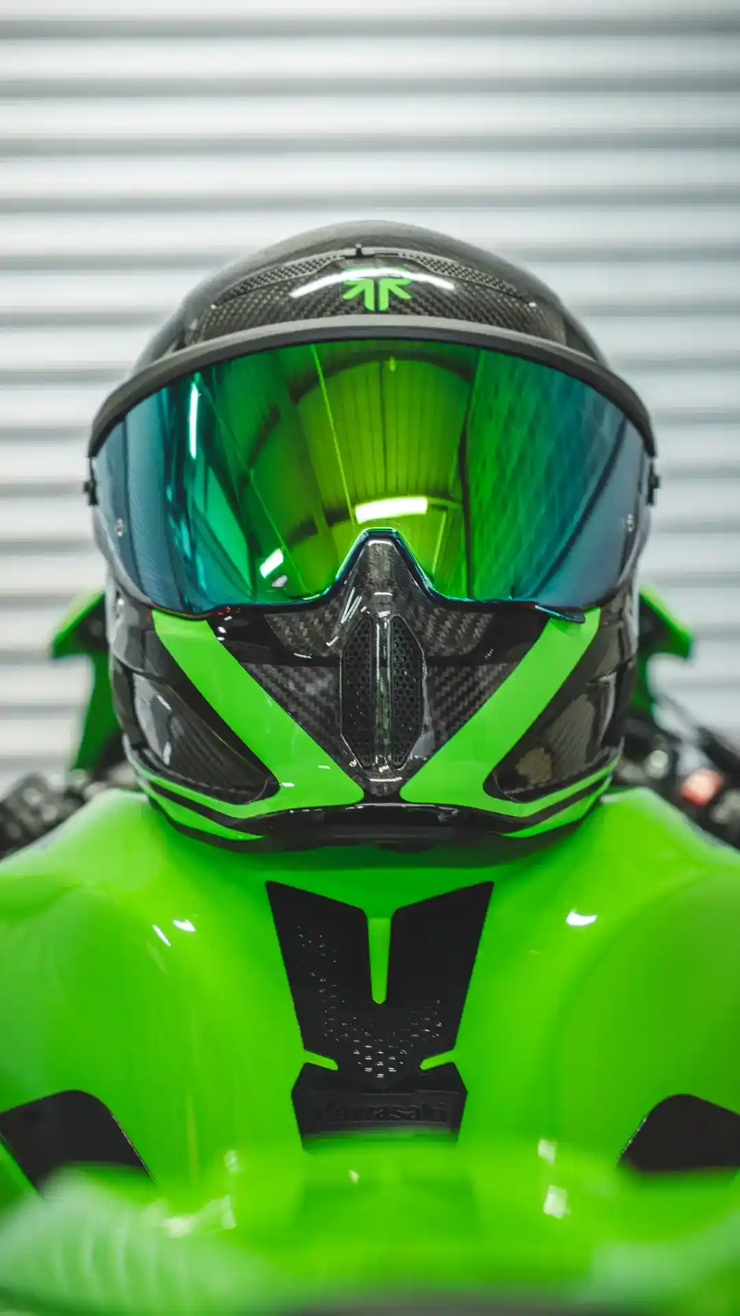 AT4.0 TRACK Verde helmet lifestyle shot