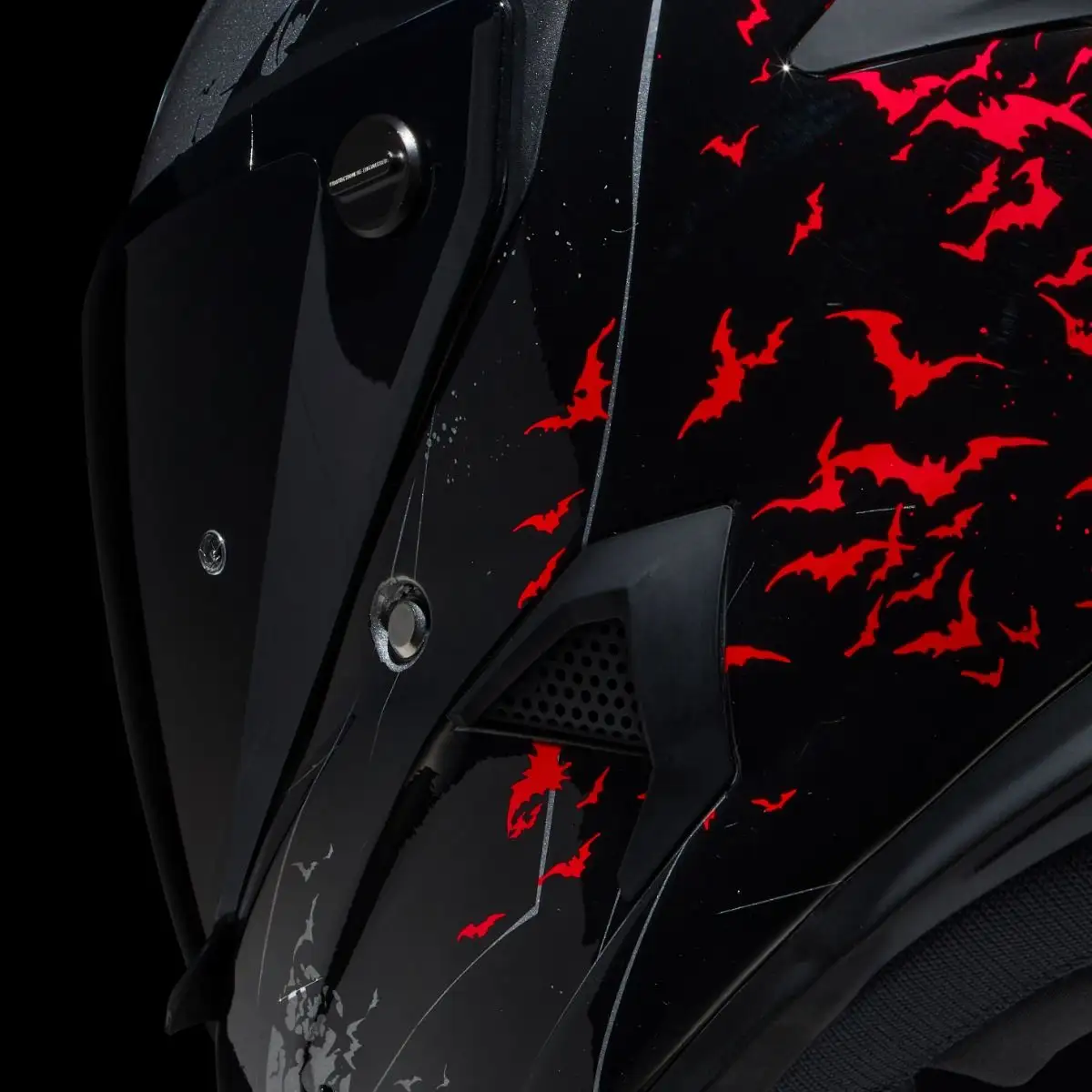 Side ventilation port on the AT4.0 Carbon The Batman