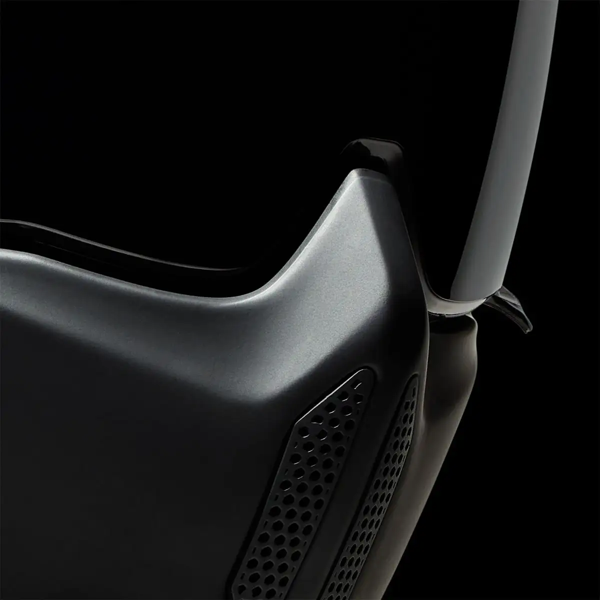 Chin bar and visor interface on the AT4.0 Carbon Core Helmet