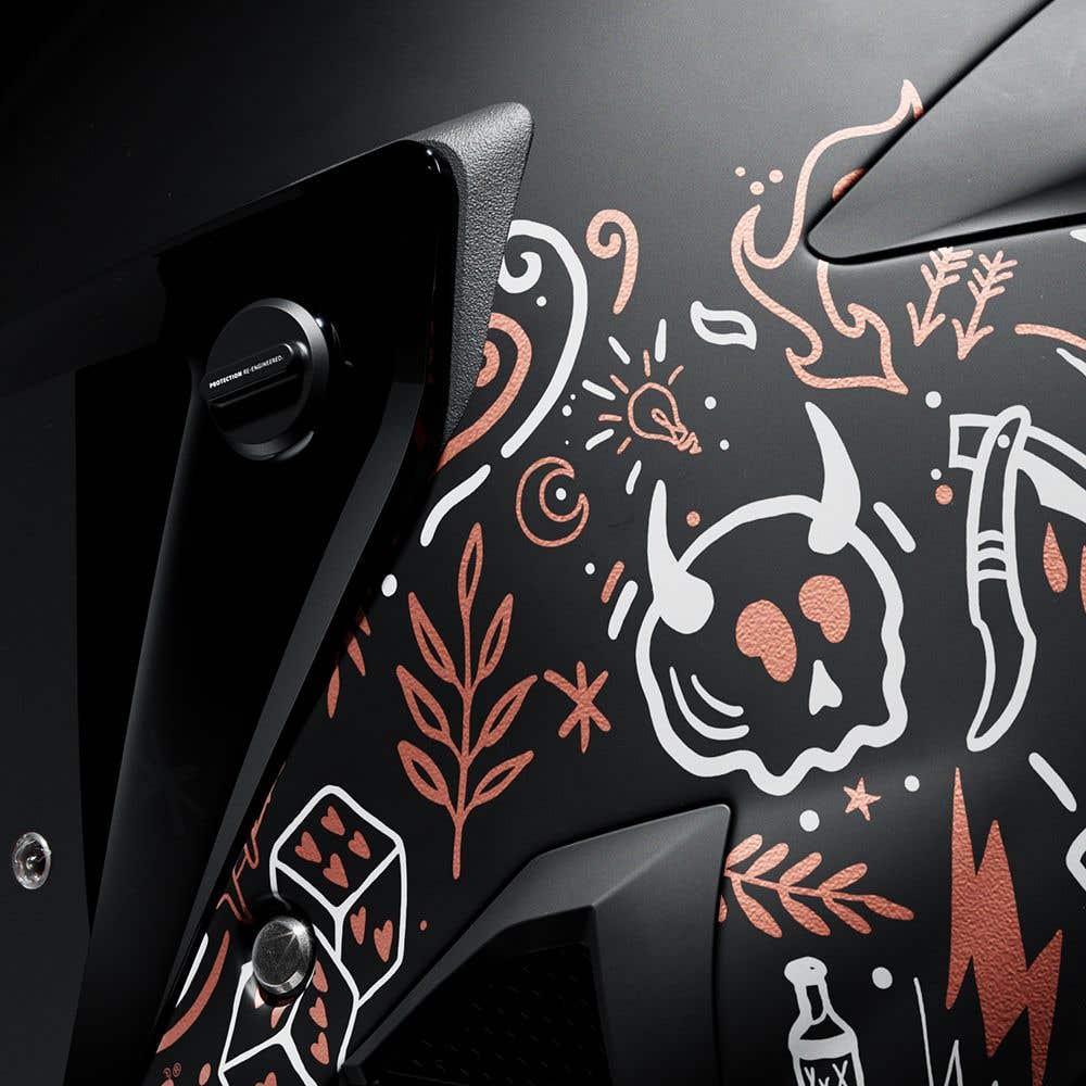 graphic panel and shell detail on the Ruroc AT4.0 Street Inkwell