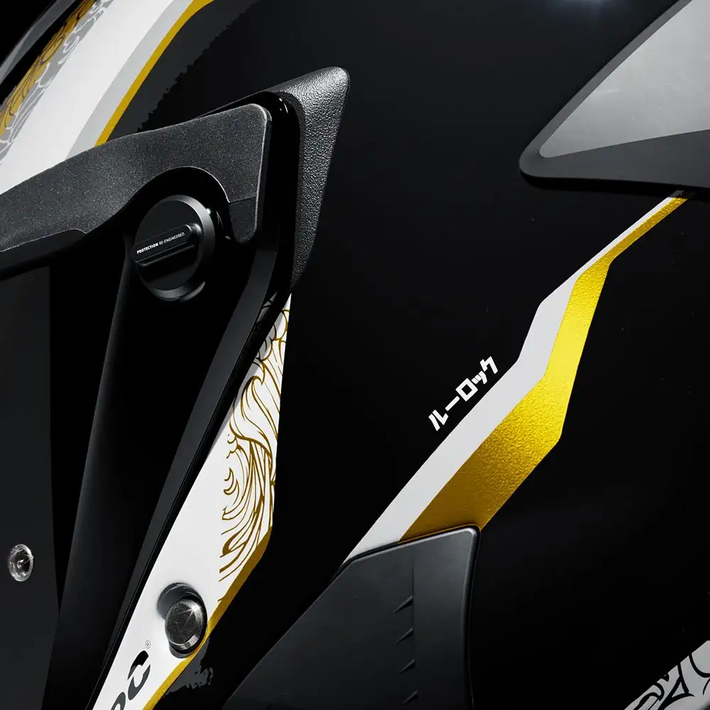 graphic panel and shell detail on the Ruroc AT4.0 Track Cobra
