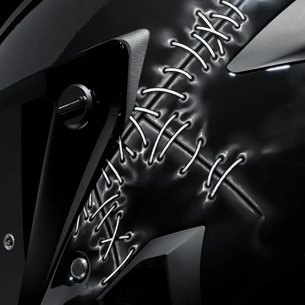 graphic panel and shell detail on the Ruroc AT4.0 Carbon Catwoman
