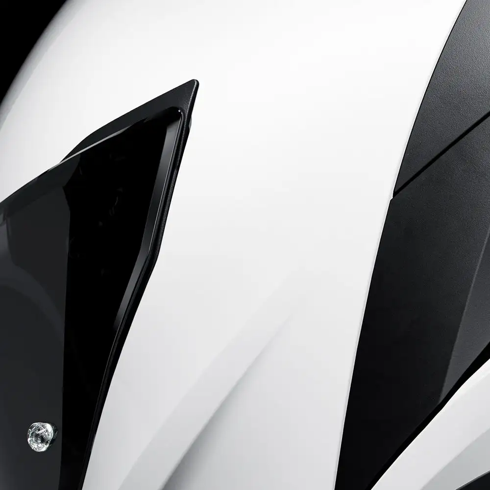 carbon weave and graphic panel on the Ruroc EOX 2.0 Delta